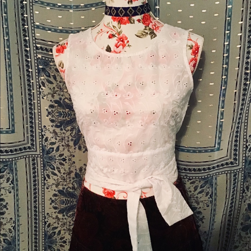 🎇SUPER SALE NWOT WHITE EYELET OPEN BACK TOP